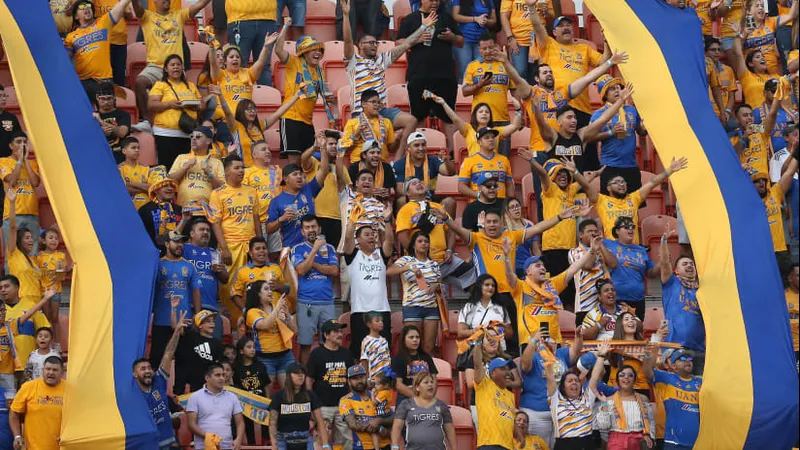 Cầu thủ Tigres UANL chạy nhanh với bóng trước sự truy đuổi của cầu thủ Club Tijuana. Cầu thủ Tigres UANL chạy nhanh với bóng trước sự truy đuổi của cầu thủ Club Tijuana.