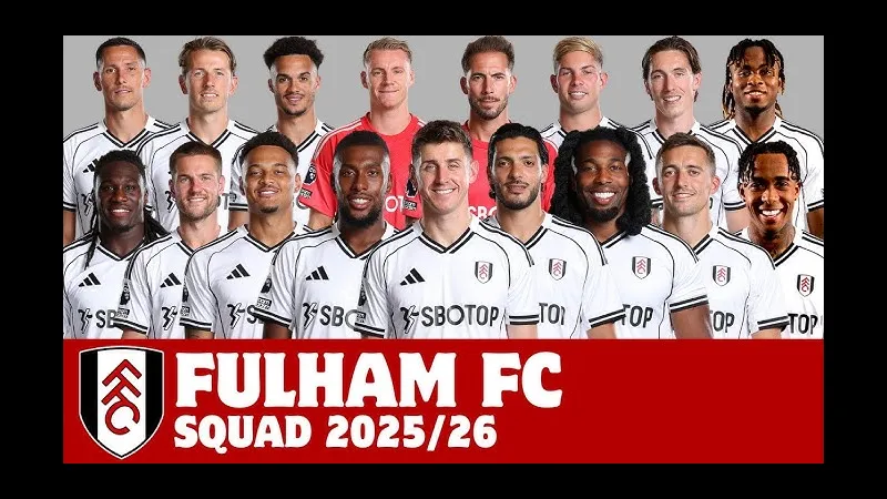 Cầu thủ Fulham Utd và Cumberland Utd tranh chấp trên sân