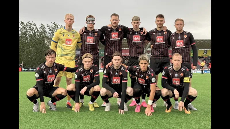 Hậu vệ của Vikingur Reykjavik ngăn chặn cơ hội ghi bàn của Gyor Hậu vệ của Vikingur Reykjavik ngăn chặn cơ hội ghi bàn của Gyor