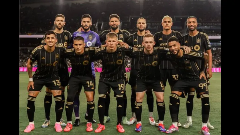 Cầu thủ LA Galaxy và Los Angeles đang tranh chấp bóng trước khán giả