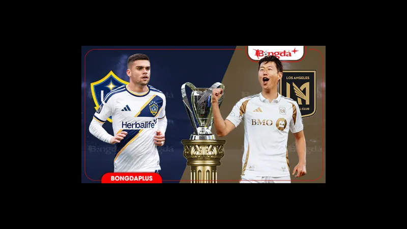 Cầu thủ LA Galaxy với một pha dứt điểm chính xác vào khung thành Los Angeles
