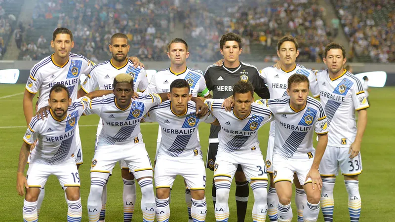Cầu thủ LA Galaxy ghi bàn thắng quyết định trong trận đấu với Los Angeles.