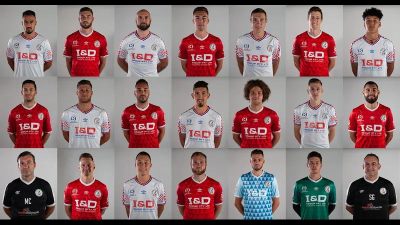 Cầu thủ Melbourne Knights cố gắng chiếm lợi thế trước Brunswick City