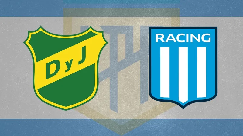 Cầu thủ Racing Club và Defensa y Justicia tranh chấp bóng trên sân Cầu thủ Racing Club và Defensa y Justicia tranh chấp bóng trên sân