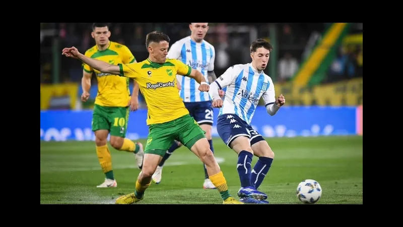 Cầu thủ Racing Club và Defensa y Justicia tranh chấp quyết liệt bóng Cầu thủ Racing Club và Defensa y Justicia tranh chấp quyết liệt bóng