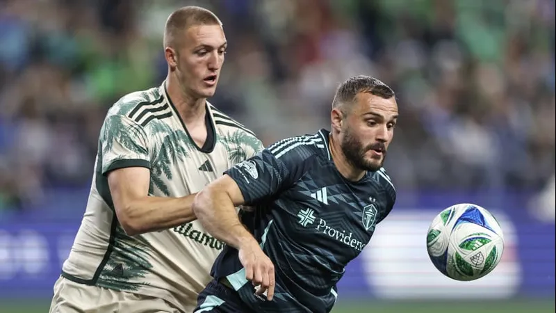 Cầu thủ Seattle Sounders và Porland Timbers tranh chấp bóng trên sân Cầu thủ Seattle Sounders và Porland Timbers tranh chấp bóng trên sân
