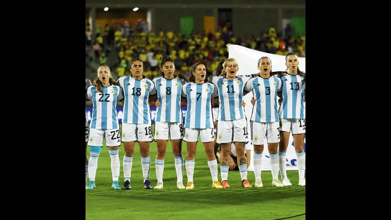 Cầu thủ Argentina thực hiện cú sút mạnh từ ngoài vòng cấm Cầu thủ Argentina thực hiện cú sút mạnh từ ngoài vòng cấm