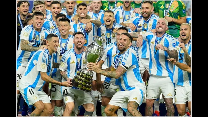 Cầu thủ Argentina vui mừng sau khi ghi bàn thắng quyết định trước Anh Cầu thủ Argentina vui mừng sau khi ghi bàn thắng quyết định trước Anh